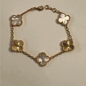 Gold clover white mother of pearl bracelet. New